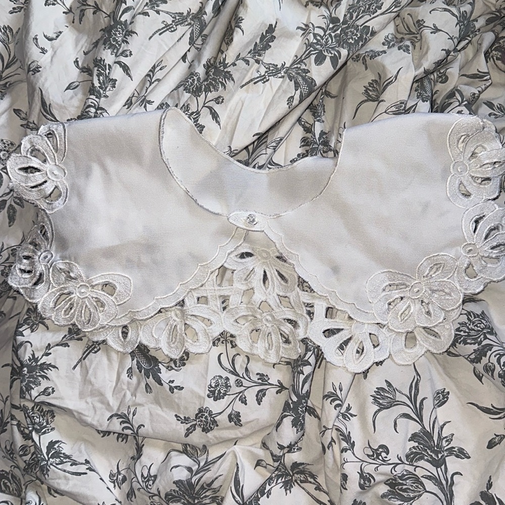 Vintage detachable lace collar